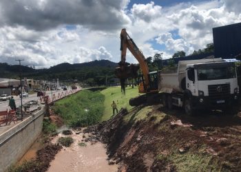 Limpeza do ribeirão do Jardim Califórnia