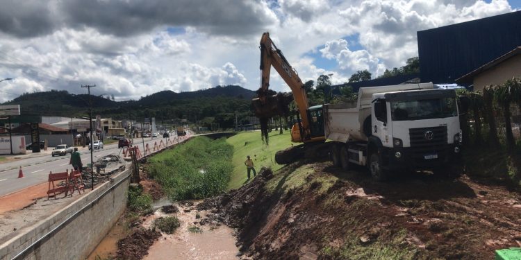 Limpeza do ribeirão do Jardim Califórnia