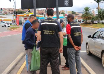 Fiscalização de ambulantes irregulares em semáforos continua   