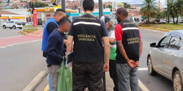 Fiscalização de ambulantes irregulares em semáforos continua   