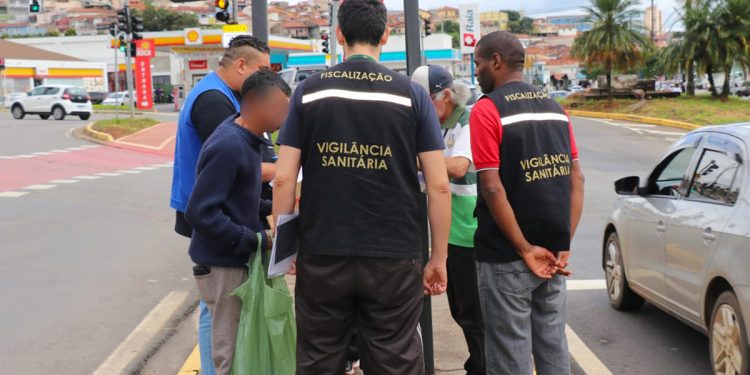 Fiscalização de ambulantes irregulares em semáforos continua   