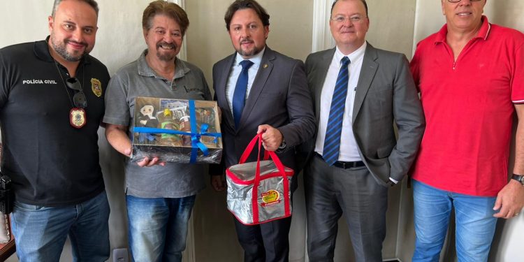 Prefeito recebe visita de novo Delegado Seccional   