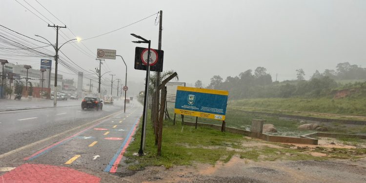 Chuvas causam acúmulo de água sem intercorrências   