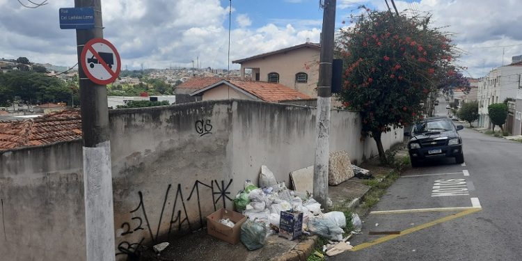 FALTA EDUCAÇÃO:  Descarte irregular de lixo em Bragança é problema crônico