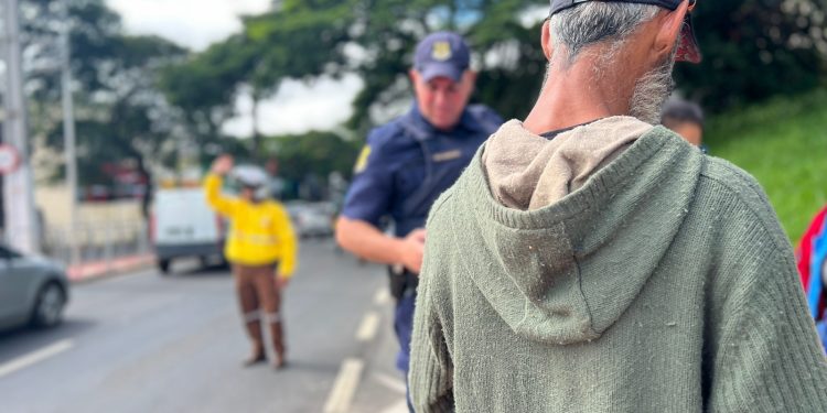 Operação fiscaliza ambulantes irregulares:   Ação identifica “forasteiros” atuando nos semáforos e cruzamentos