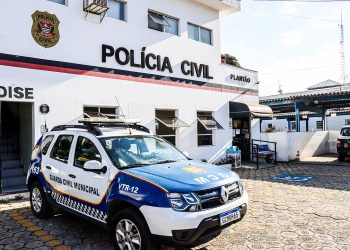 Mãe e filho são presos furtando obra municipal