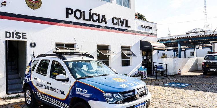 Mãe e filho são presos furtando obra municipal