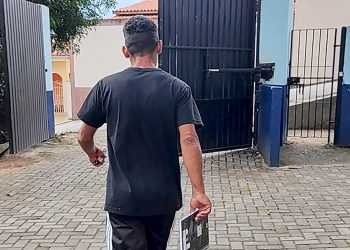 Homem assistido pelo Albergue Municipal Maranata volta a estudar após 31 anos      