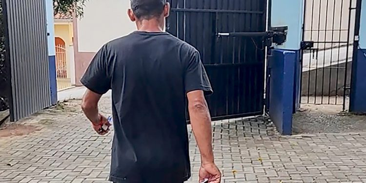 Homem assistido pelo Albergue Municipal Maranata volta a estudar após 31 anos      