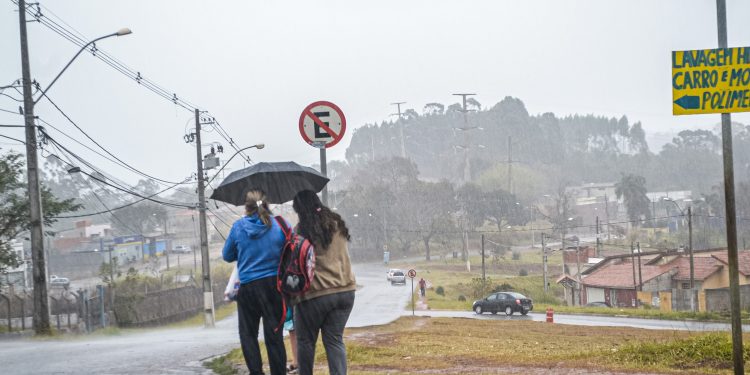 Tempo instável deixa semana quente e chuvosa