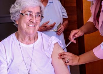 Vacina bivalente contra Covid começou a ser aplicada