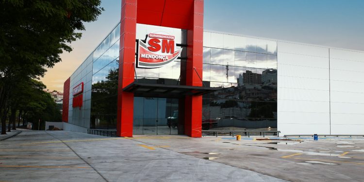 Supermercados Mendonça abre nova loja no Centro da cidade   
