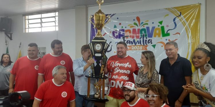 9 de julho é a campeã do Carnaval  Familia 2023