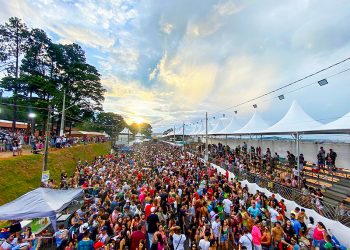 Cerca de 20 mil pessoas participaram da abertura do Carnaval