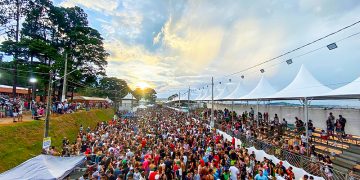 Cerca de 20 mil pessoas participaram da abertura do Carnaval