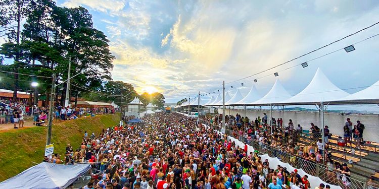 Cerca de 20 mil pessoas participaram da abertura do Carnaval