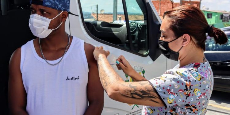 Vacina Móvel disponibiliza imunizante contra Febre Amarela