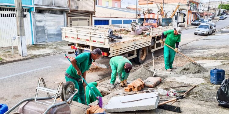 Zeladoria Oeste reforma bueiros e poço de visita
