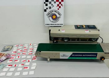 Equipe Charlie da PM prende traficante com máquina de selar papelotes de cocaína