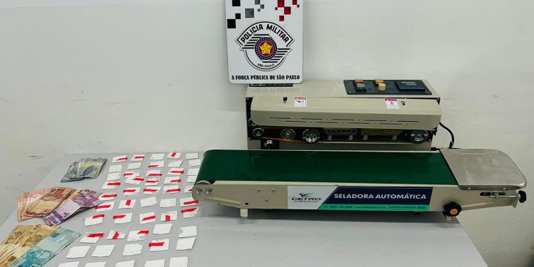 Equipe Charlie da PM prende traficante com máquina de selar papelotes de cocaína