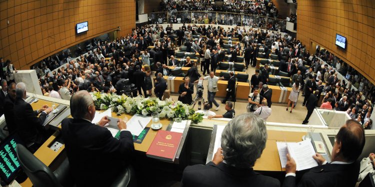 Deputados estaduais tomam posse nesta quarta-feira