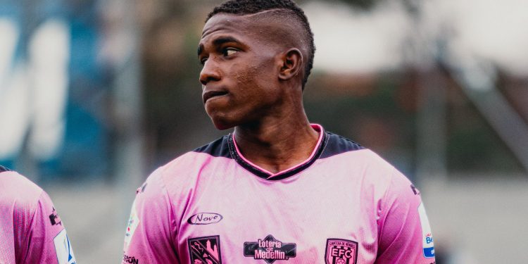 Bragantino contrata o colombiano Henry Mosquera   