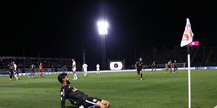 GOLEIRO SANTISTA EVITA GOLEADA: Inspirado e criativo, Bragantino vence o Santos com sobras no Nabizão
