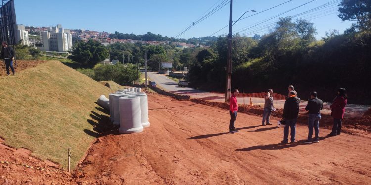 Prefeito cede terreno para implantação de Escola do Senac   