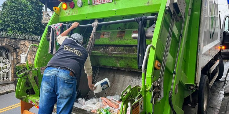 VISA interdita restaurante e descarta mais de 300kg de alimentos