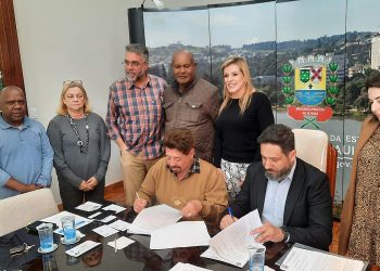 Prefeito assina concessão do Mercado Municipal da Zona Norte