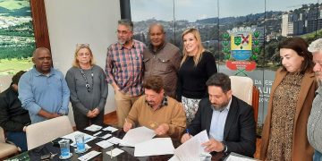 Prefeito assina concessão do Mercado Municipal da Zona Norte