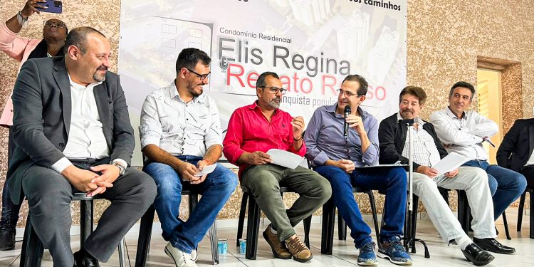 240 famílias assinam contratos do Conjunto Habitacional Elis Regina e Renato Russo