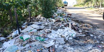 Falta de educação transforma a rua em “lixão”