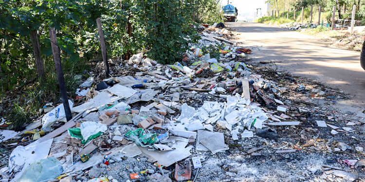Falta de educação transforma a rua em “lixão”