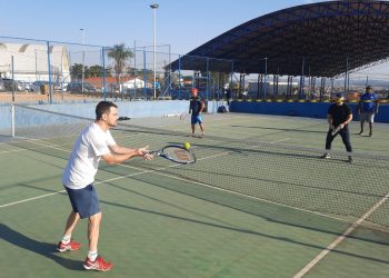 SEMJEL oferece aulas de tênis gratuitas para a população