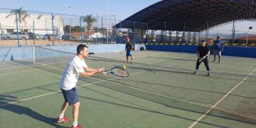 SEMJEL oferece aulas de tênis gratuitas para a população