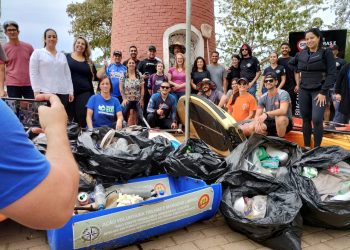 Ação de limpeza no Lago do Taboão  retira mais de 2 mil litros de lixo