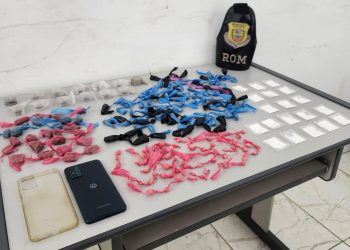 ROM prende traficante com 229 porções de drogas na Penha