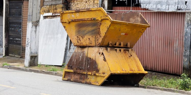 Empresas que operam caçambas ignoram a lei 