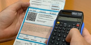 Energisa faz plantão na Praça da Bíblia para orientar sobre Desenrola Brasil 