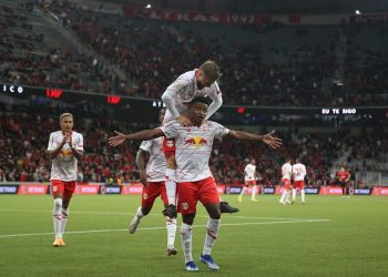 Bragantino volta de Curitiba com um empate e vice-liderança