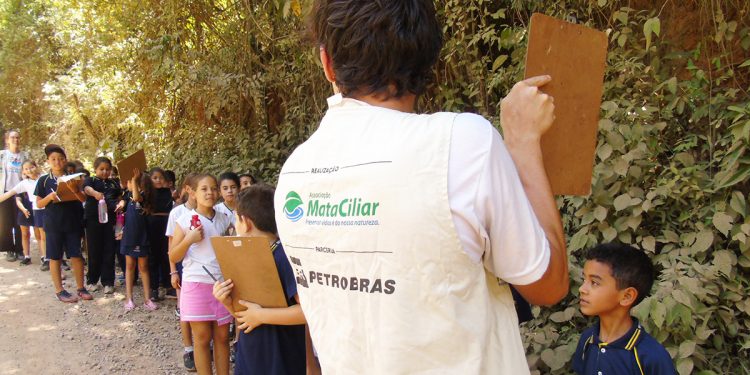 ‘De Olho nos Rios’ promove oficina para alunos de escola municipal rural