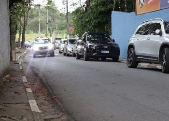Perigo na rua Francisco Luigi Picarelli:  Moradores relatam brigas e acidentes e pedem fim de estacionamento na via