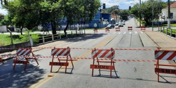 Ponte da Rua Peru, no Matadouro, é interditada por motivos de segurança