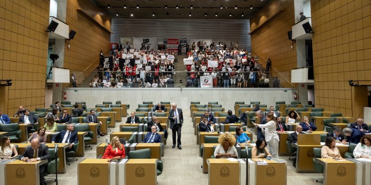 Com 62 votos, deputados autorizam venda da Sabesp