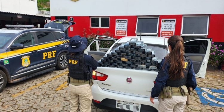 “Pedreira” no Siena! PRF prende traficante com 52 kg de crack na Fernão Dias