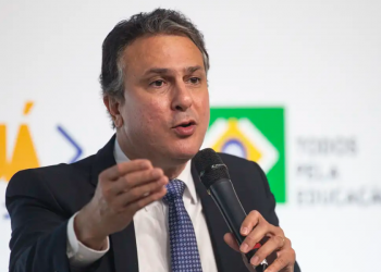 Programa Pé de Meia prevê bolsa-poupança para estudantes baixa renda