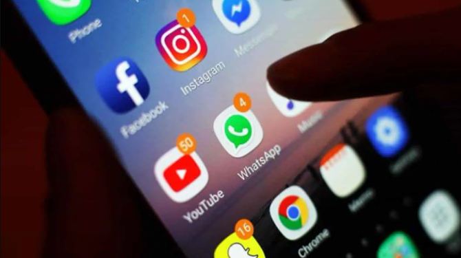 Governo de SP bloqueia acesso a apps em escolas estaduais