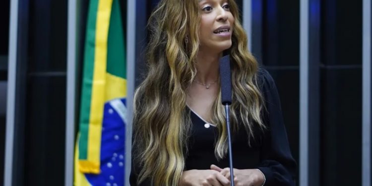 Erika Hilton é primeira deputada trans a liderar bancada no Congresso