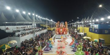 Escolas brilham na Avenida no primeiro dia de desfile